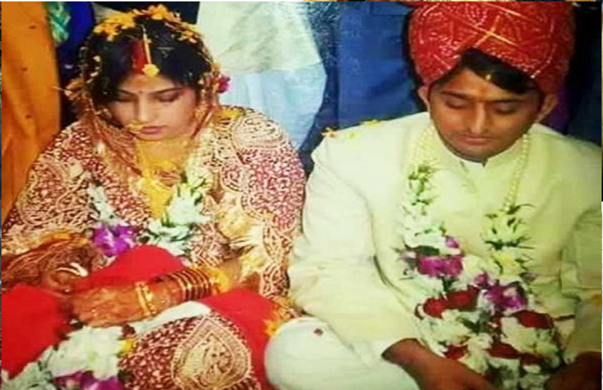 बता दें कि बेटे अखिलेश की डिंपल संग शादी के मुलायम विरोध में थे, लेकिन अखिलेश यादव ने अपनी दादी से अपने पिता को मनवाया था।