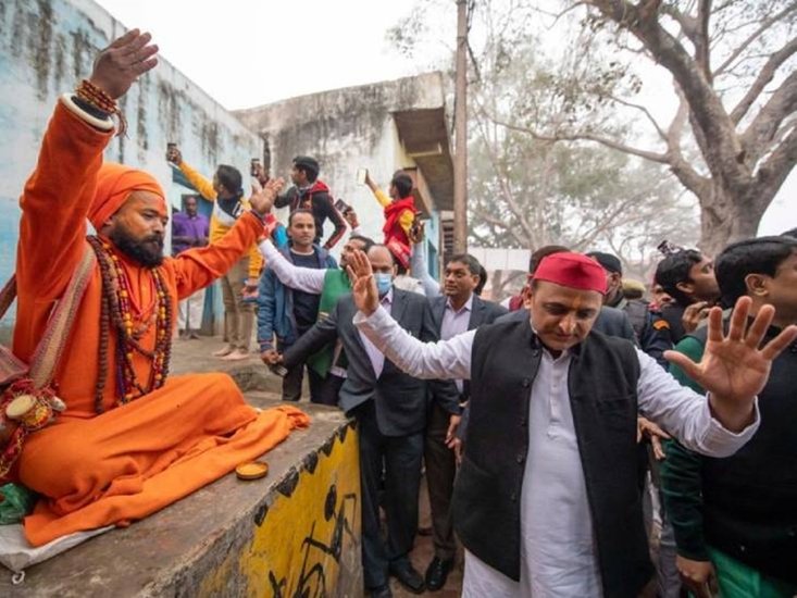मथुरा में गोवर्धन पर्वत की परिक्रमा करते अखिलेश यादव।