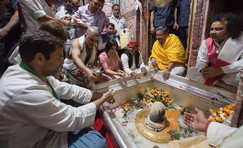 वाराणसी के काशी विश्वनाथ मंदिर में अखिलेश और डिंपल यादव। साथ में पाहुल गांधी भी हैं।
