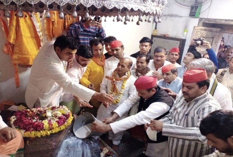 गोवर्धन परिक्रमा के दौरान पूजा अर्चना करते सपा प्रमुख।