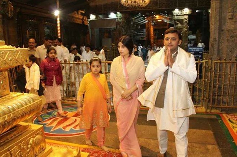 तिरुपति बालाजी मंदिर में पत्नी और बेटी संग अखिलेश यादव।