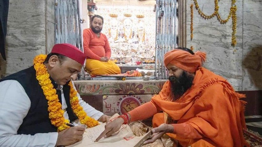 चित्रकूट के हनुमान मंदिर में अखिलेश यादव।
