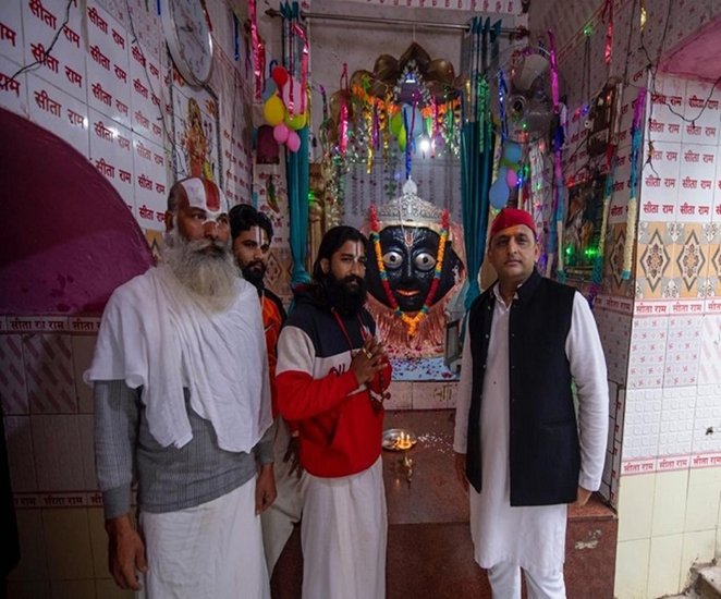 चित्रकूट में ही कामता नाथ के दर्शन के बाद पुजारियों संग सपा प्रमुख।