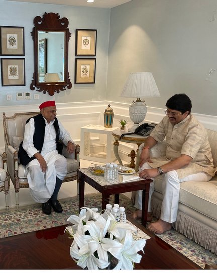 जनसत्ता दल के अध्यक्ष राजा भैया ने मुलायम सिंह यादव से मुलाकात की ये तस्वीर शेयर की थी।