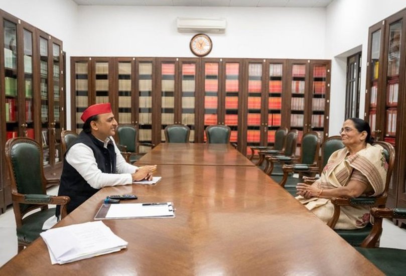 अपना दल की अध्यक्ष कृष्णा पटेल से मीटिंग की इस फोटो को सपा प्रमुख ने साझा किया था। कृष्णा पटेल नरेंद्र मोदी सरकार में मंत्री अनुप्रिया पटेल की मां हैं।