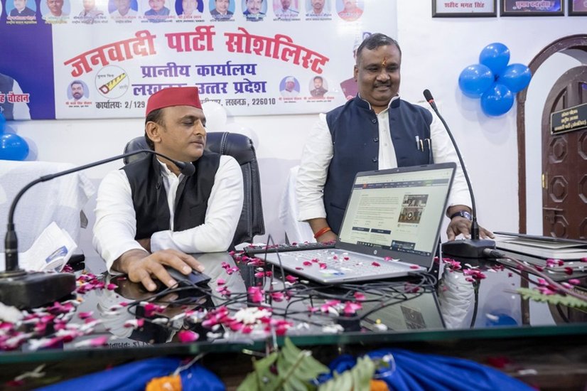 जनवादी पार्टी सोशलिस्ट के अध्यक्ष के साथ अखिलेश यादव मुलाकात कर चुके हैं।