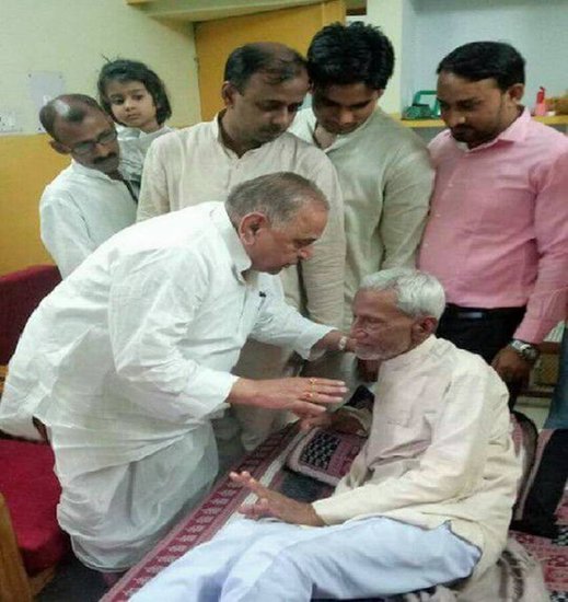 आलम बदी अपनी जीवन शैली के लिए भी चर्चित है। कहा जाता है कि विधायक बनने के बाद भी वह बेहद साधारण जीवन जीते हैं। संपत्ति की बात करें तो उनके पास करीब 40 लाख रुपए की प्रॉपर्टी है।