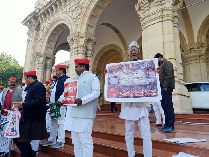 13 लाख की चल और 27 लाख की अचल संपत्ति के मालिक आलम बदी के पास बोलेरो कार है। हालांकि आलम बदी विधायक बनने के बाद भी रोडवेज बसों से सफर करते रहे हैं।