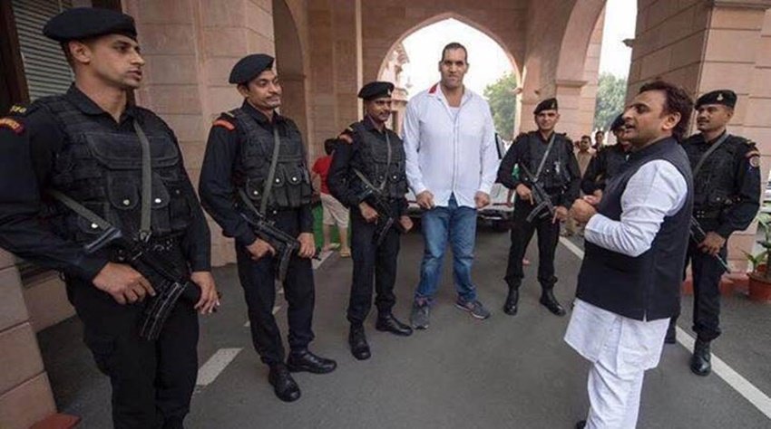 अखिलेश यादव जब यूपी के सीएम थे तब दो बार खली उनसे मिलने लखनऊ पहुंचे थे।