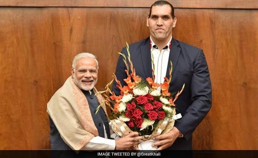पीएम नरेंद्र मोदी से शिष्टाचार भेंट करते खली।