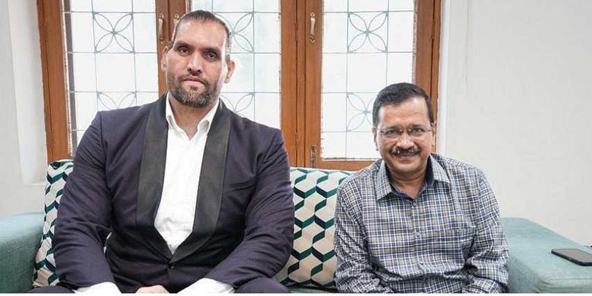 बता दें कि खली से मुलाकात के बाद अरविंद केजरीवाल ने ये तस्वीर ट्वीट की थी। फोटो शेयर कर दिल्ली सीएम ने लिखा था- पहलवान ‘द ग्रेट खली’ (Wrestler Great Khali) से मिला। उन्होंने भारत को दुनिया भर में गौरवांवित किया है। उन्हें दिल्ली में बिजली, पानी, स्कूल और अस्पताल पर किया गया काम पसंद आया।