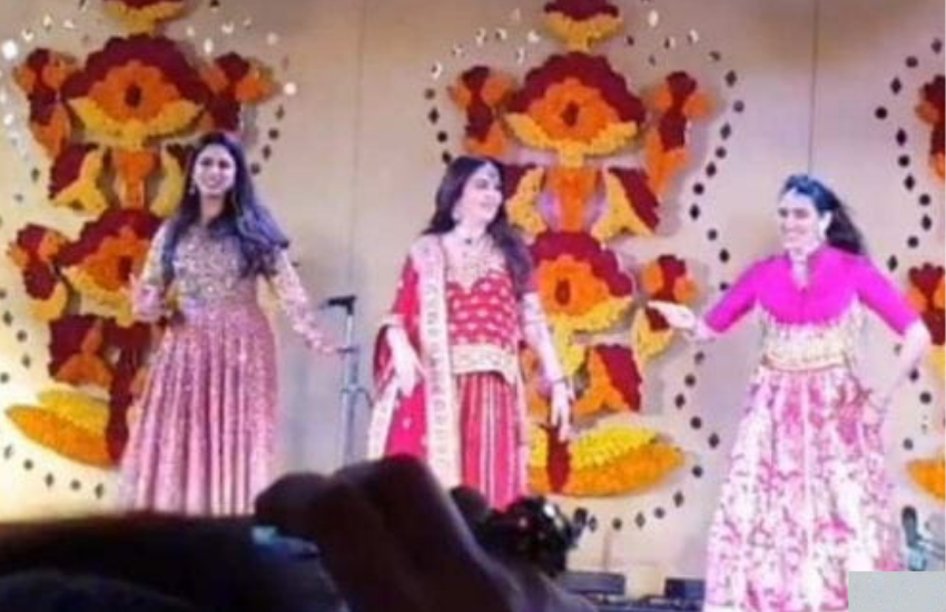 शादी के मौके पर नीता लाल लहंगें में थी और उन्होंने ईशा और श्लोका संग स्टेज परफार्मेंस भी दी थी।