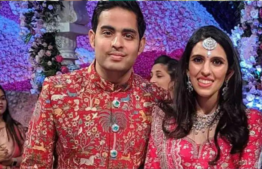 सगाई के बाद श्लोका ने अपने और आकाश के बॉन्ड के बारे में ‘बॉम्बे टाइम्स’ से बात करते हुए कहा था, “इतने साल और बिजी शेड्यूल होने के बावजूद हमने हमेशा कनेक्ट रहने के रास्ते ढूंढे हैं। 