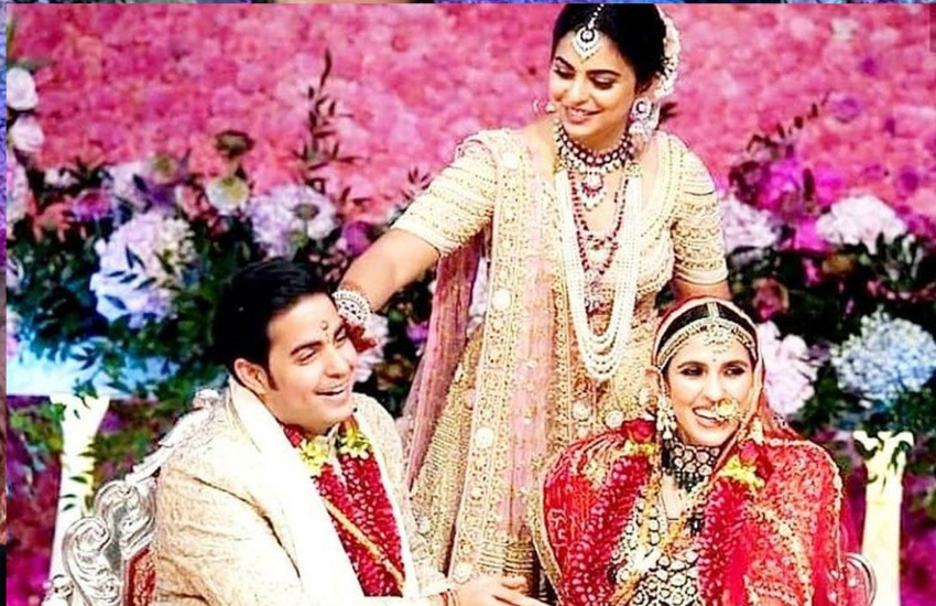 ट्विन सिस्टर ईशा भी भाई आकाश के शादी में कान खींचने से नहीं चूकी थीं।