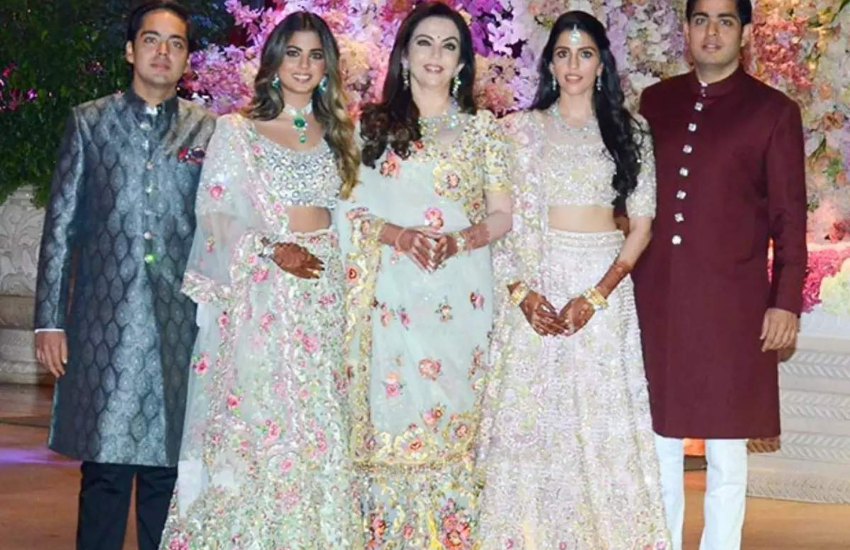 नीता अंबानी ही नहीं, उनकी बेटी इशिता अंबानी और बहू श्लोका भी व्हाइट पार्टी ड्रेस में नजर आ जाती हैं।
