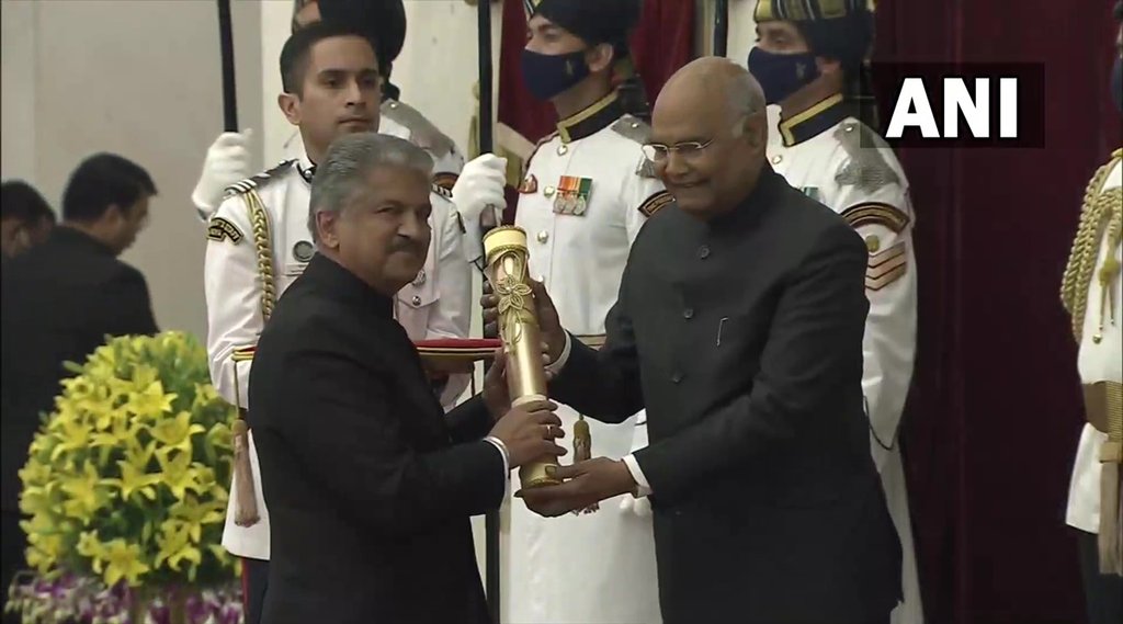 महिंद्रा समूह के अध्यक्ष आनंद महिंद्रा को राष्ट्रपति राम नाथ कोविंद ने पद्म भूषण पुरस्कार से सम्मानित किया। 