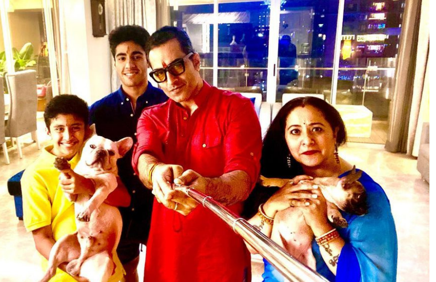 सीरियल 'अनुपमा' में वनराज का किरदार निभाने वाले अनुपमा के पति सुधांशु पांडे (Sudhanshu Pandey) की रियल लाइफ पार्टनर मोना पांडे है। मोना एक हाउसवाइफ हैं।सुधांशु पांडे के दो बेटे निर्वाण और विवान हैं।