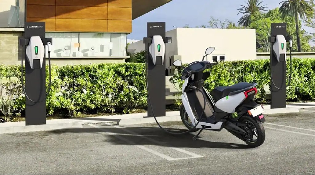 Ola S1 व TVS iQube को टक्‍कर देने आ रही Bajaj का नया Electric Scooter, Ather का सालाना 4 लाख यूनिट तैयार करने की योजना (Photo- Ather Energy)