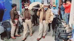 अंतिम संस्कार के ना तो पैसे थे ना कंधा देने को लोग, यूपी पुलिस ने उठाई अर्थी, वायरल तस्वीर जीत रही लोगों का दिल