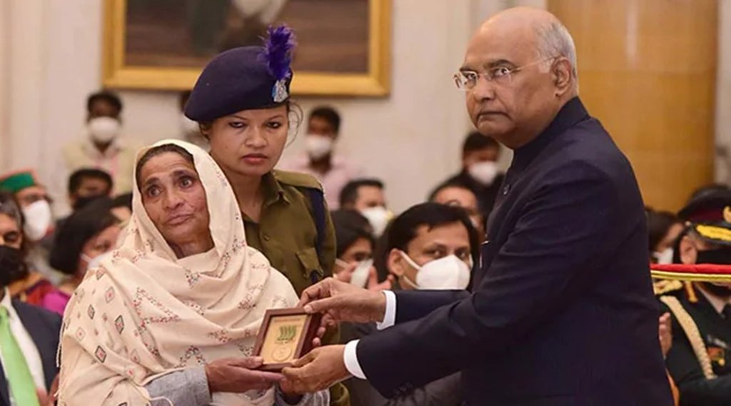 मंगलवार को राष्ट्रपति भवन में बारामूला में शहीद बेटे बिलाल अहमद को मरणोपरांत दिए गए शौर्य चक्र सम्मान राष्ट्रपति रामनाथ कोविंद से प्राप्त करतीं उनकी मां सारा बेगम। (Photo Source- President House Twitter) मंगलवार को राष्ट्रपति भवन में बारामूला में शहीद बेटे बिलाल अहमद को मरणोपरांत दिए गए शौर्य चक्र सम्मान राष्ट्रपति रामनाथ कोविंद से प्राप्त करतीं उनकी मां सारा बेगम। (Photo Source- President House Twitter)