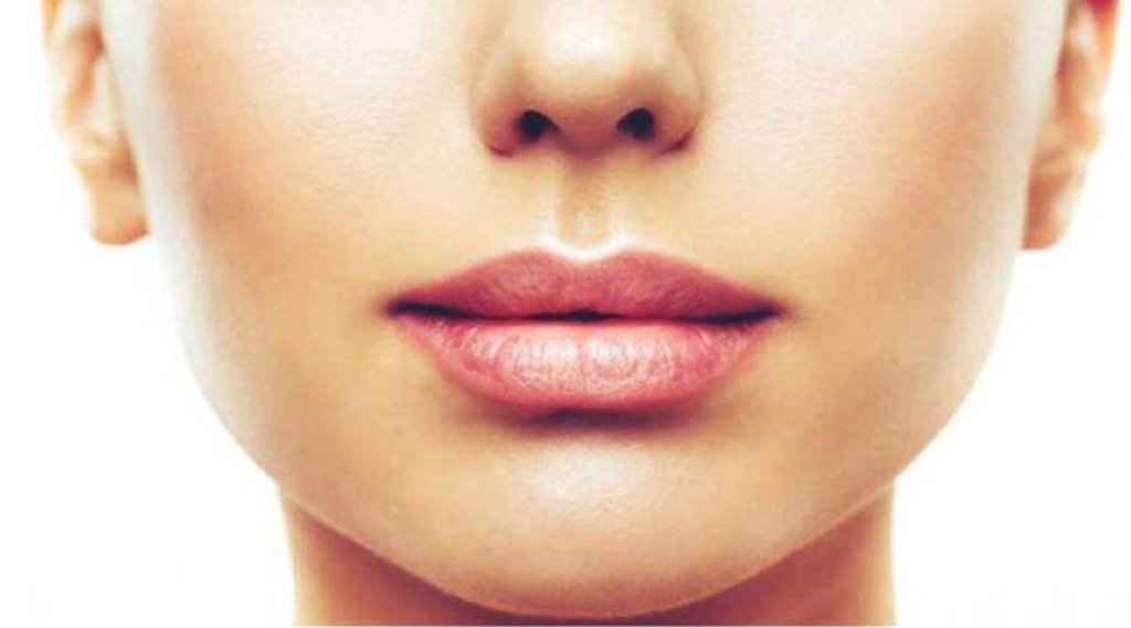 Blackness of lips in winter season try this one home remedies.