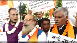 पटाखे जलाओ, कोरोना भगाओ के नारे के साथ जंतर मंतर पर प्रदर्शन, अलका लांबा ने किया कमेंट