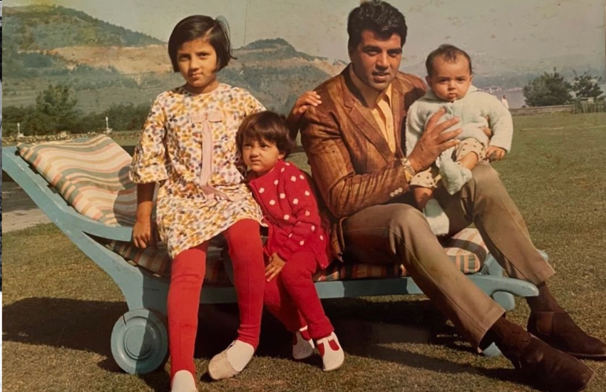 धर्मेंद्र इस तस्वीर में अपने बेट बॉबी को गोद में लिए हुए हैं। साथ में अजीता और विजेता भी हैं। यह तस्वीर तब की है जब वह परिवार के साथ पहाड़ों पर घूमने गए थे।