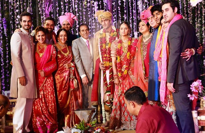 पिता के दूसरे परिवार और सनी देओल के बीच संबंधों में कड़वाहट की बातें तब भी कही गईं जब धर्मेंद्र के दोनों बेटों में से कोई भी ईशा या आहना की शादी में नहीं शामिल हुआ था।