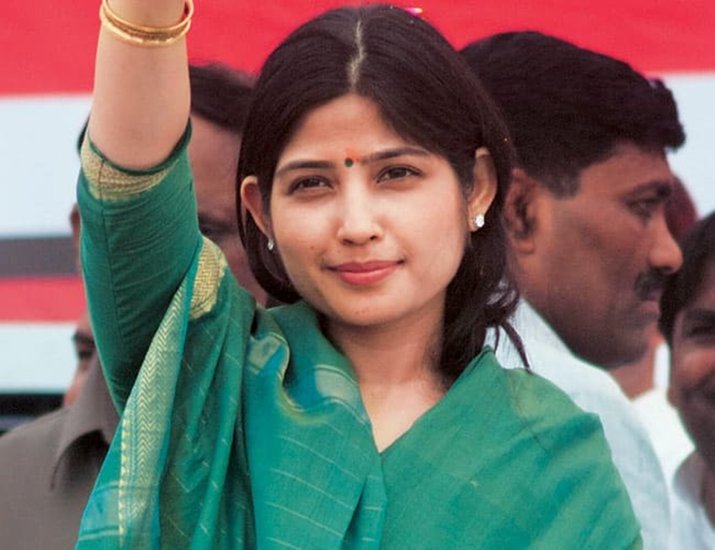 डिंपल यादव एक आर्मी अफसर की बेटी हैं। उनकी परवरिश देश के अलग अलग शहरों में हुई है। हालांकि डिंपल मूल रूप से उत्तराखंड की रहने वाली हैं। 