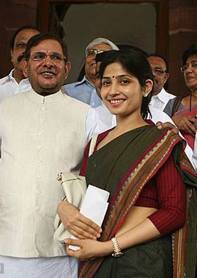  डिंपल यादव राजनीति मंचों से ताकतवर तरीके से समाजवादी और अपने पति अखिलेश यादव के हक में आवाज बुलंद करती हैं। 