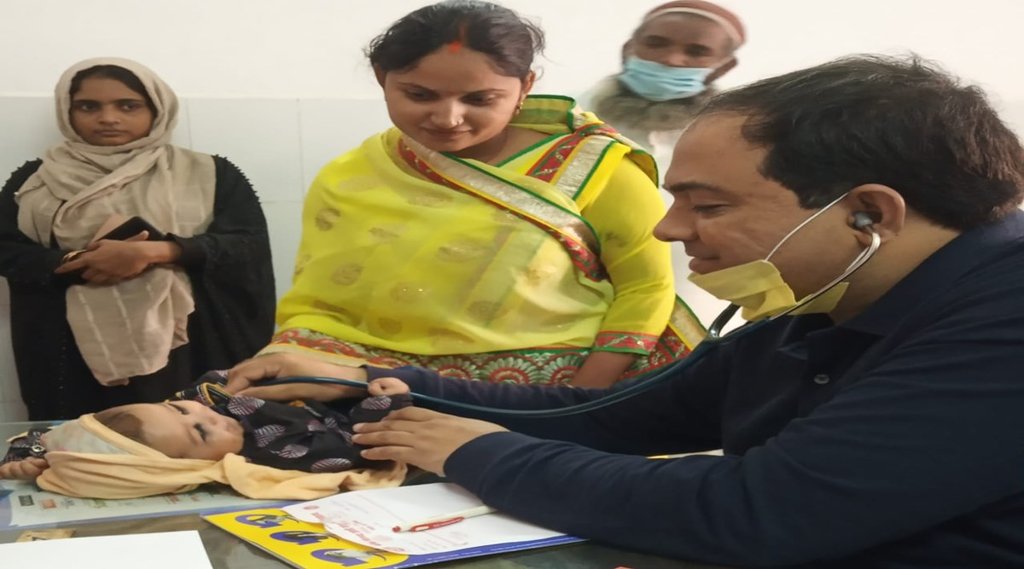 बच्‍चे का इलाज करते डाक्‍टर।