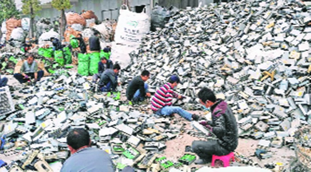 इलेक्‍ट्रानिक कचरा बनी समस्‍या।