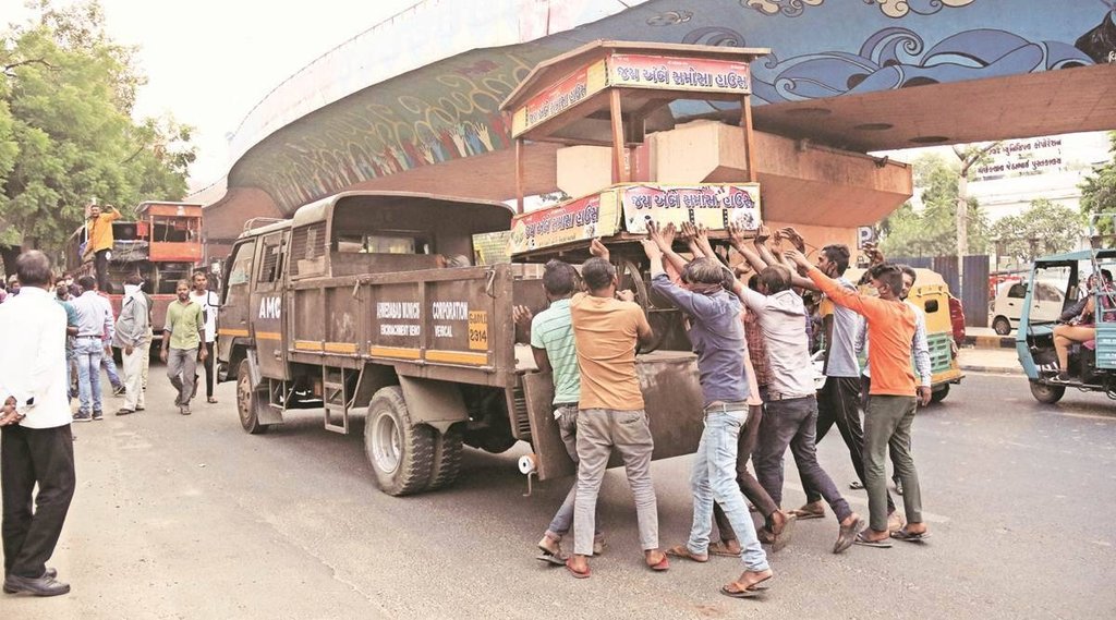 गुजरातः भाजपा में दो फाड़? अहमदाबाद में नॉनवेज स्टॉल पर लगाए गए प्रतिबंध, पार्टी चीफ बोले- सबको खाने की स्वतंत्रता