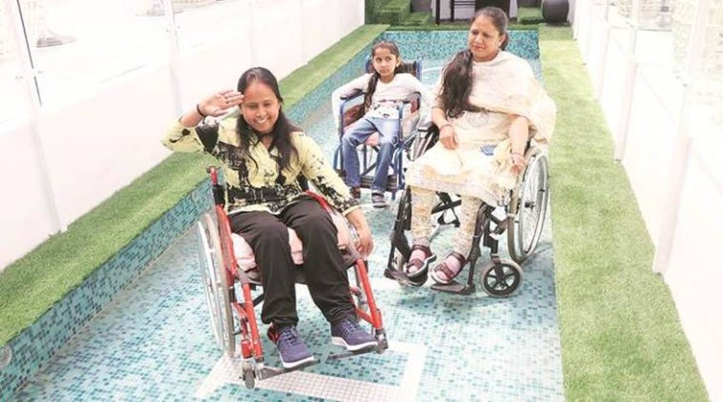 सेक्टर 7, चंडीगढ़ में एक फैशन शो के लिए तैयार सीरत, कौशल्या देवी और विद्या कुमारी। फोटो-कमलेश्वर सिंह, इंडियन एक्सप्रेस।