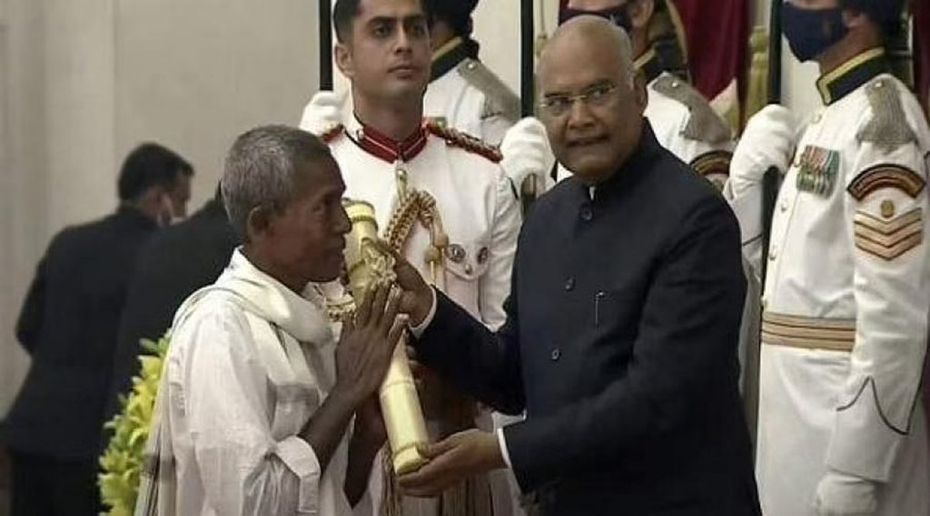 राष्ट्रपति से पद्म पुरस्‍कार ग्रहण करते हरेकाला हजब्बा। फाइल फोटो।