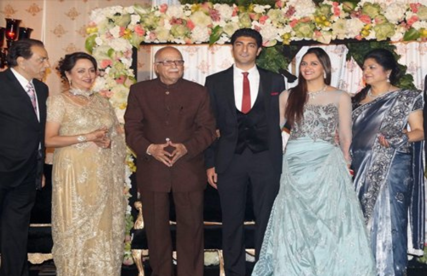 रिसेप्शन में अहाना और वैभव को आशीर्वाद देने बीजेपी के वरिष्ठ नेता लाल कृष्ण आडवाणी भी पहुंचे थे। रिसेप्शन में अहाना ने सी कलर का गाउन कैरी किया था और वैभव थ्री पीस डार्क नेवी ब्लू सूट , व्हाइट शर्ट पर रेड टाई लगाए नजर आए थे।