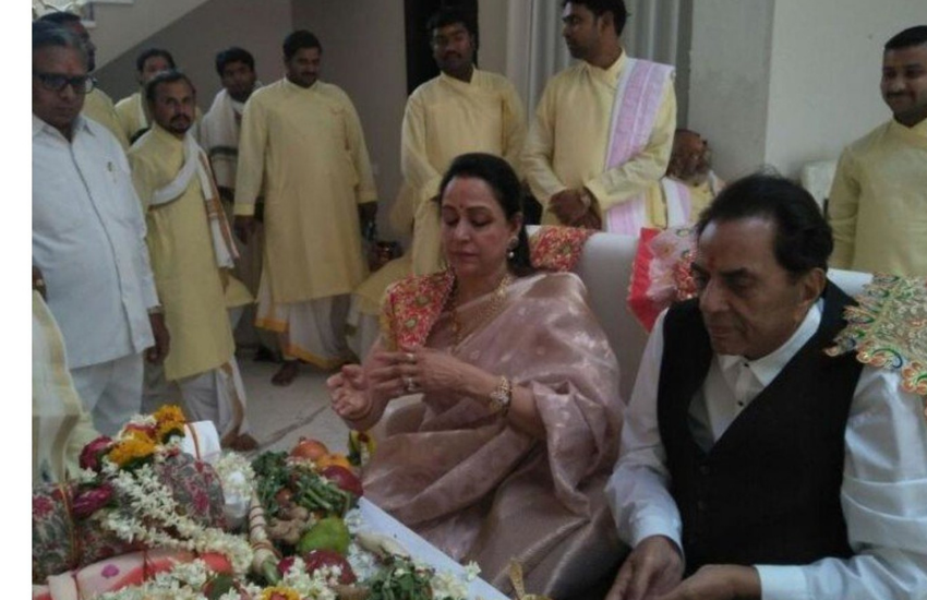 मथुरा में भी जब उन्होंने अपने नए घर का गृहप्रवेश किया था तो वह खुद धर्मेंद्र के साथ अपने घर की पूजा कर रही थीं। इस दौरान वहां पंडित मंत्रोच्चार कर रहे थे।
