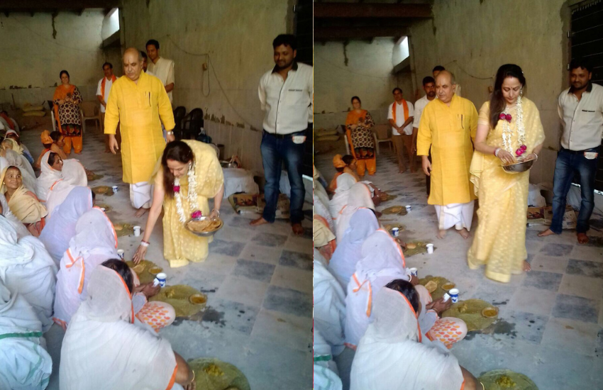 हेमा राधा रमण मंदिर में विधवा महिलाओं को अपने हाथ से भोजन परोसती हैं।