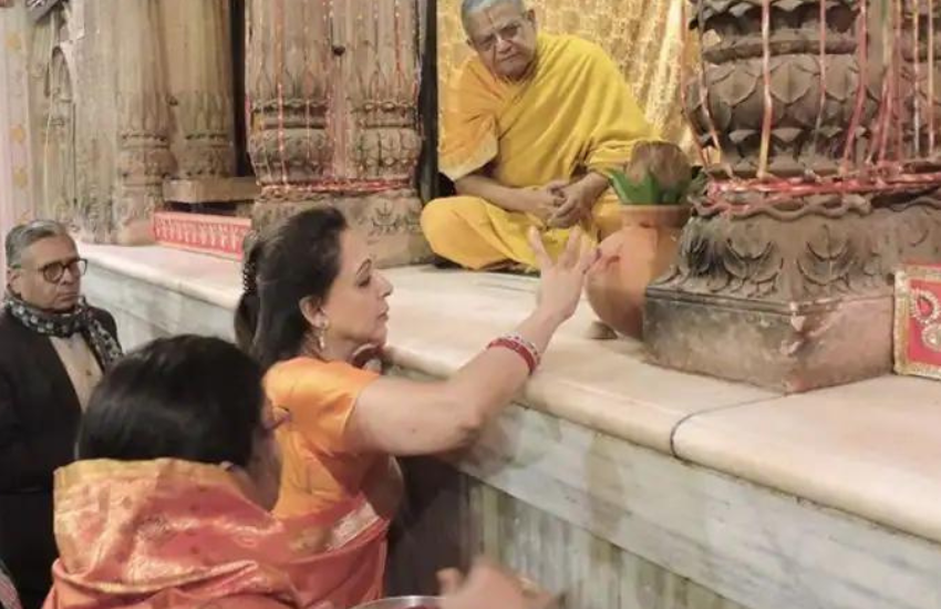 हेमा मालिनी हर साल श्रीकृष्ण जन्माष्टमी पर मथुरा के इस्कॉन मंदिर में कृष्ण लीला का भी मंचन करती हैं।