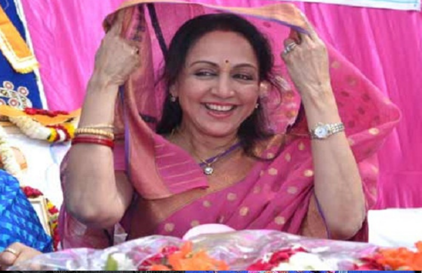 हेमा मालिनी उस साल पहली बार मथुरा से सांसद बनी थीं, इसलिए वह महिला हेमा को पहचान नहीं सकी थी। Photos: Social Media