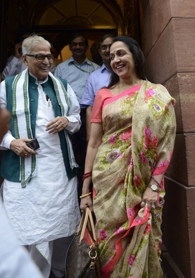 हेमा मालिनी ने शोले में बसंती का यादगार किरदार निभाया था। हेमा मालिनी संसद के दोनों सदनों की सदस्य रही हैं। पहले वह राज्यसभा की सदस्य थीं। बाद में वह लोकसभा की सदस्य चुनी गईं। हेमा मालिनी 2014 और 2019 में लगातार दो बार मथुरा से लोकसभा चुनाव जीत संसद तक पहुंची हैं। 