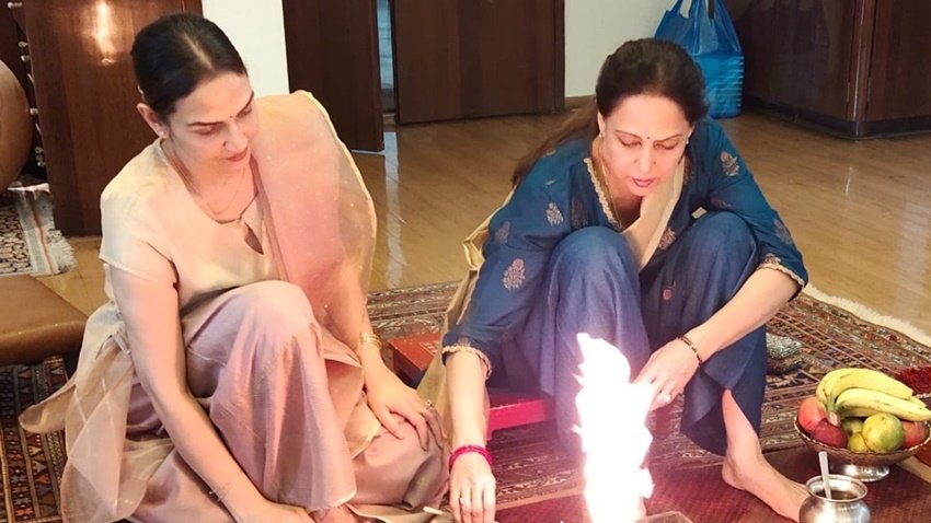 इस सवाल पर ईशा देओल ने कहा था कि वह सिर्फ अपनी मां को दर्श मानती हैं। बकौल ईशा उनकी मां हेमा मालिनी ने प्रेग्नेंसी के दौरान भी फिल्मों की शूटिंग जारी रखी थी।