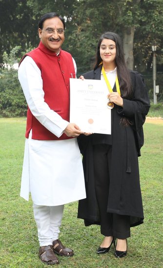 पूर्व मानव संसाधन विकास मंत्री रमेश पोखरियाल निशंक ने अपनी बेटी के साथ ये तस्वीर शेयर करते हुए बताया था कि उनकी छोटी बेटी विदुषी ने एमिटी विश्वविद्यालय की विधि (लॉ) की परीक्षा में प्रथम स्थान प्राप्त कर स्वर्ण पदक हासिल किया है।