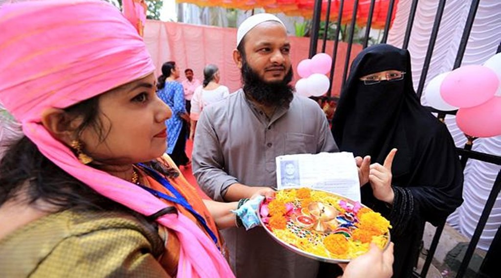 तस्वीर लोकसभा चुनाव 2019 के दौरान की है, जब चुनाव कर्मचारियों ने वोटर्स की आरती उतारी। एक्सप्रेस आर्काइव