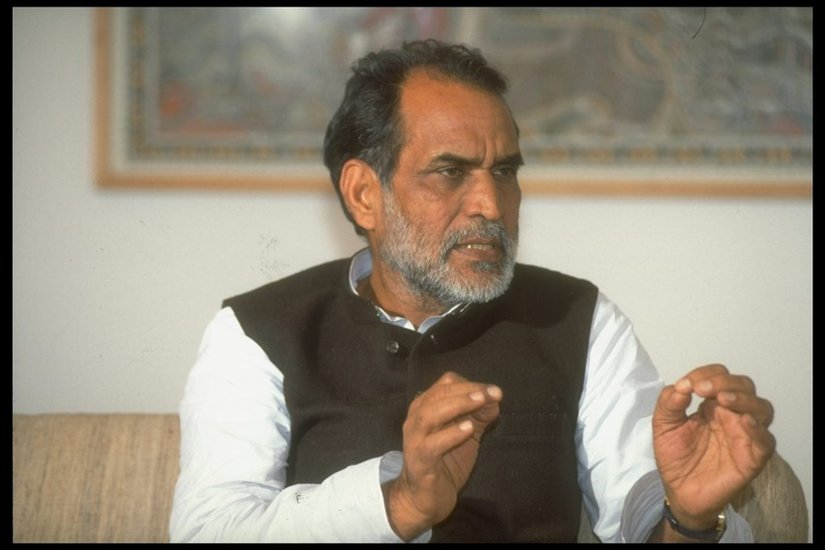चंद्रशेखर देश के बहुत बड़े नेता थे। वह अपनी क्रांतिकारी सोच और तीखे तेवरों के लिए युवा तुर्क के नाम से चर्चित रहे। चंद्रशेखर 1990 में करीब 11 महीने के लिए प्रधानमंत्री बने थे।