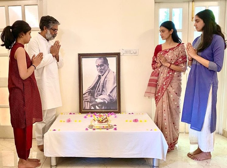 दिवंगत चंद्रशेखर के दो बेटे हैं। पंकज शेखर और नीरज शेखर। नीरज शेखर ने पिता की राजनीतिक विरासत को आगे बढ़ाया। लेकिन नीरज अपने राजनीतिक जीवन में एक सांसद से ज्यादा कुछ नहीं बन पाए। 