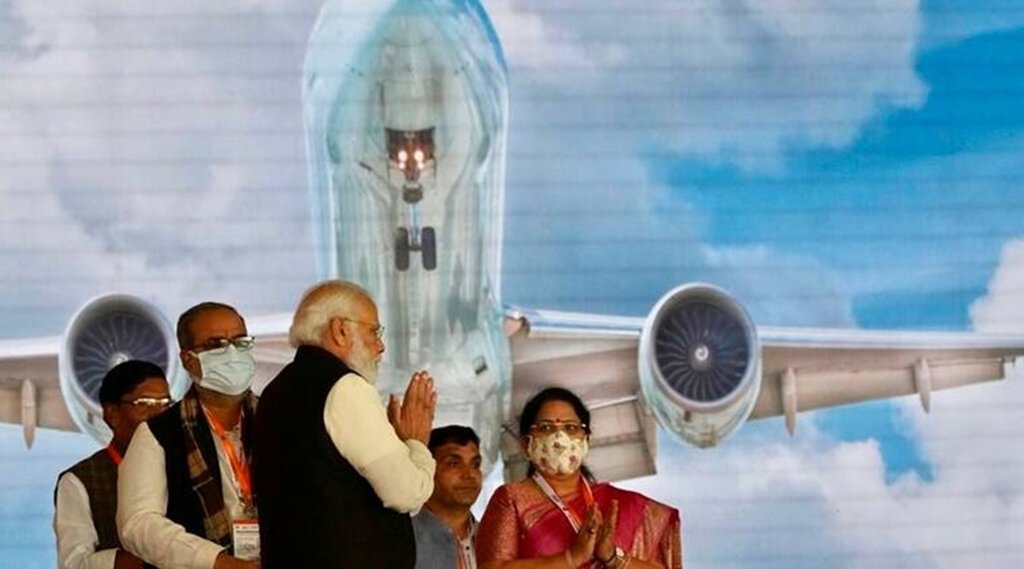 जेवर एयरपोर्ट का शिलान्‍यास करते प्रधानमंत्री नरेंद्र मोदी।