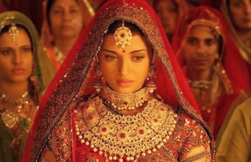 इस फिल्म का सेट तैयार करने में ही 12 करोड़ रुपए लग गए थे। जब फिल्म रिलीज हुई थी तब इस फिल्म ने इससे कई गुना ज्यादा पैसे कमा लिए थे।