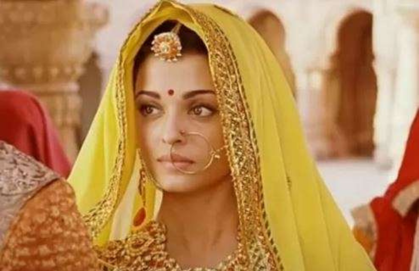 सुनीता का कहना था कि एक साइज की 100 हथनियां चाहिए थीं और हथन‍ियों के झुंड के आगे खड़े हुए आशुतोष एक-एक हाथिनों का नाम लेकर बुला रहे थे और हाथिनें अपना नाम सुनकर आगे बढ़ रही थीं।