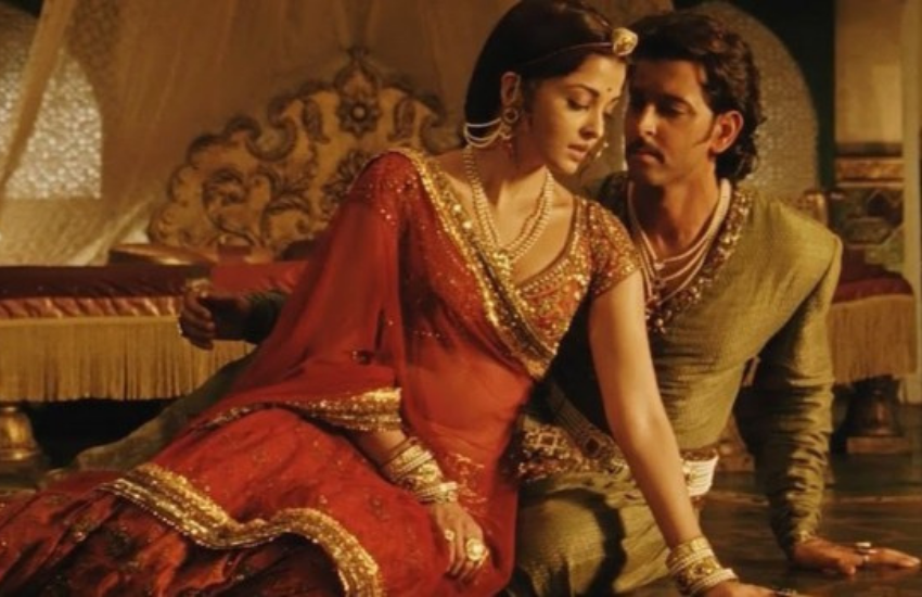 बता दें कि फिल्म के सेट ने इस फिल्म को इतिहास के पन्नों में दर्ज कर दिया है। Photos: Social Media